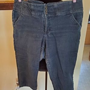 3 button capri jeans